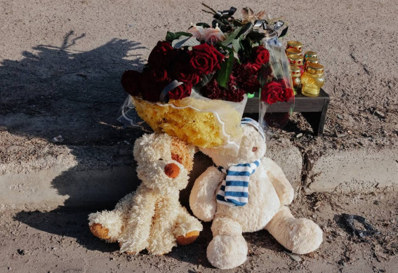 В Запоріжжі люди зносять квіти та свічки на місце загибелі молодої пари в Запоріжжі (фото, відео)