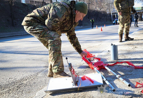 У Запоріжжі сапери знешкодили російський дрон, що застряг у дротах (фото)