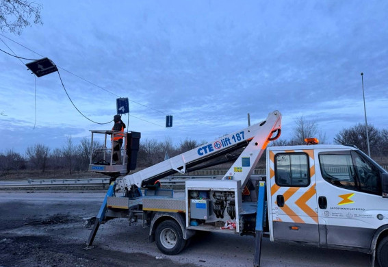 У Запоріжжі дрон впав на дорогу та пошкодив житлові будинки (відео моменту падіння)