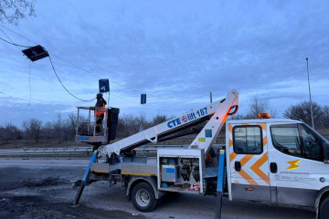 У Запоріжжі дрон впав на дорогу та пошкодив житлові будинки (відео моменту падіння)