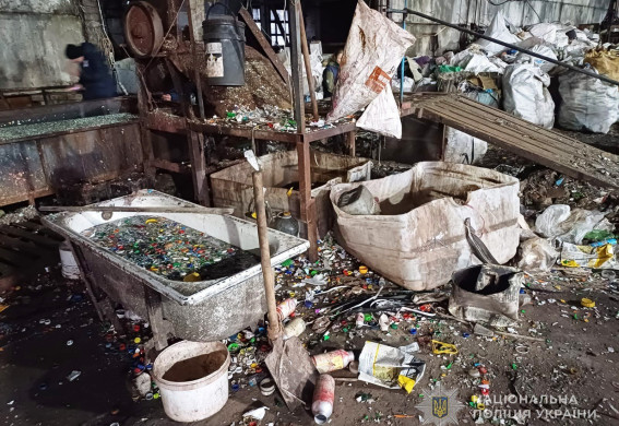 Запоріжці, які займалися тарою з агрохімікатів, завдали збитків довкіллю на... понад 10 млн гривень (фото)