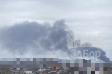У Запоріжжі під час чергової атаки шахедів чули вибухи й бачать великий стовп диму (фото, відео)