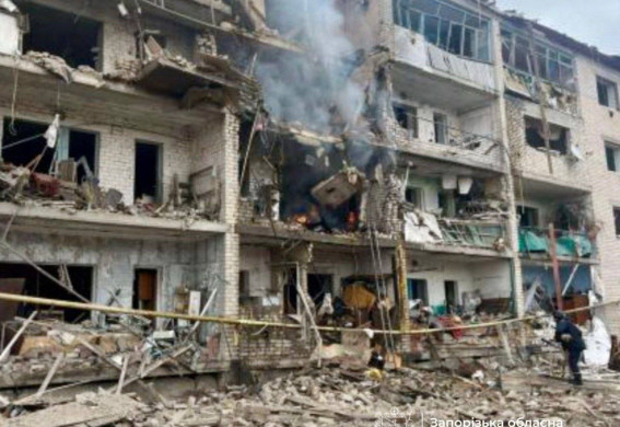 Російські війська вдарили по багатоповерхівці під Запоріжжям: є поранені (відео)