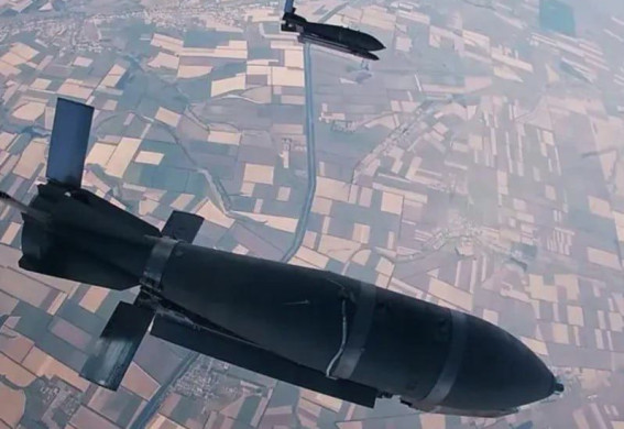 Росіяни вдарили КАБами по селищу під Запоріжжям і вбили жінку