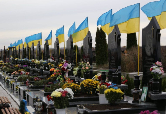 У передмісті Запоріжжя жінка палила прапори на могилі військового