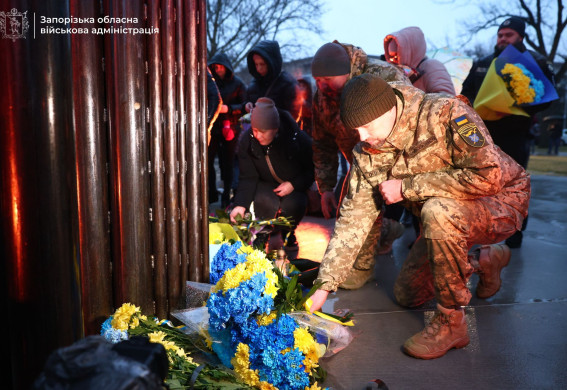 У Запоріжжі на «Дереві пам’яті» встановили 80 нових дзвіночків у роковини вторгнення (фото)