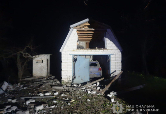 Наслідки ударів КАБами по Комишувасі: поранено 4 людини, з них двоє діти, зник зв'язок (фото, відео)