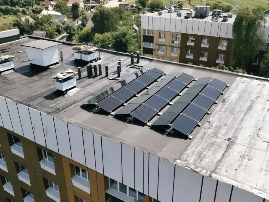 Сонячна електростанція на даху багатоповерхівки
