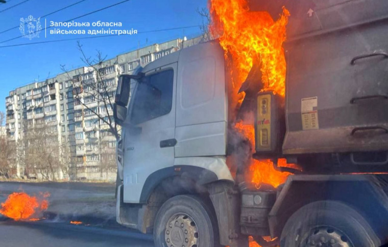 Росіяни вдарили по цивільній вантажівці у Запоріжжі (фото)