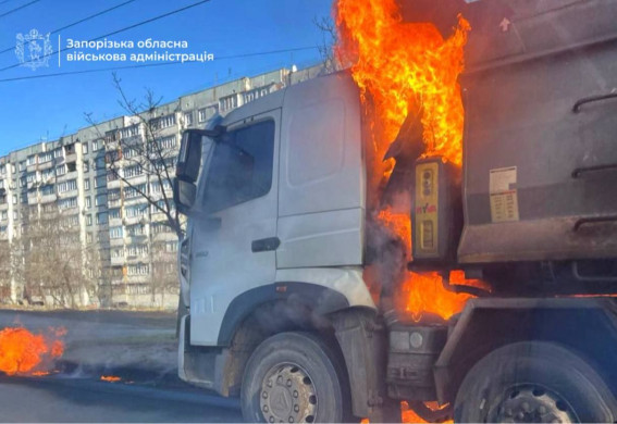 Росіяни вдарили по цивільній вантажівці у Запоріжжі (фото)