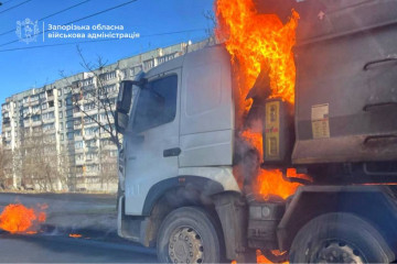 Росіяни вдарили по цивільній вантажівці у Запоріжжі (фото)