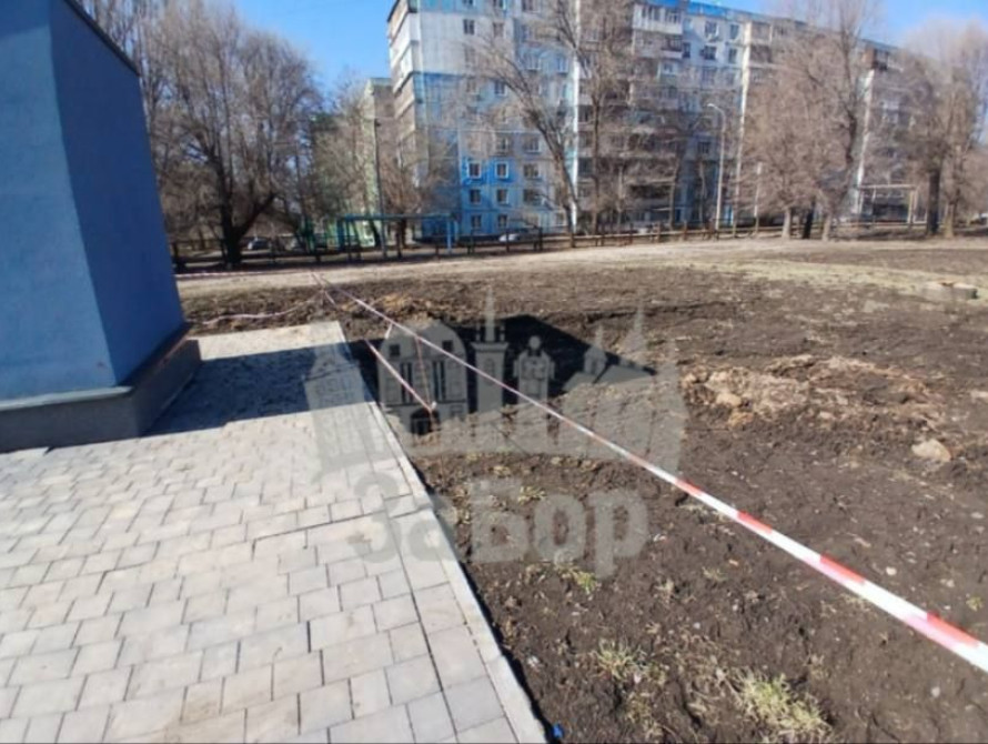 Провалля у ґрунті біля 46 школи