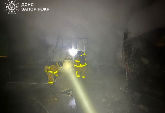 Під Запоріжжям на території підприємства згоріли дві вантажівки (фото)