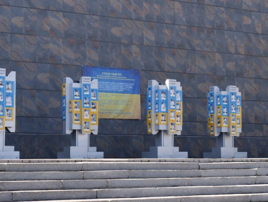 Стели із фотографіями воїнів на Хортиці