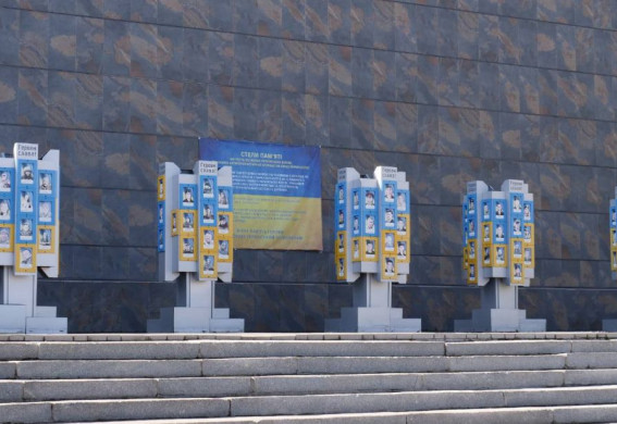 У Запоріжжі стели пам’яті загиблих воїнів у занедбаному стані: роз'яснення від адміністрації