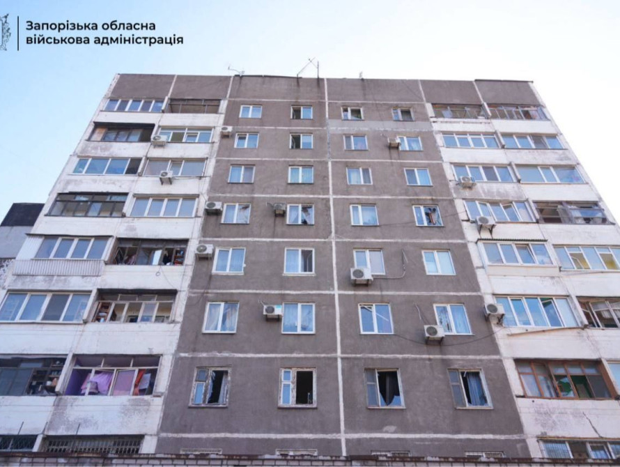 Пошкоджена багатоповерхівка внаслідок обстрілу Запоріжжя 13 березня