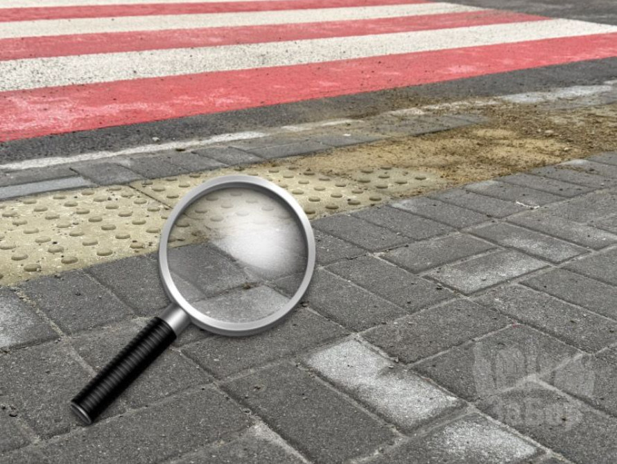 Зруйнована тактильна плитка у центрі Запоріжжя