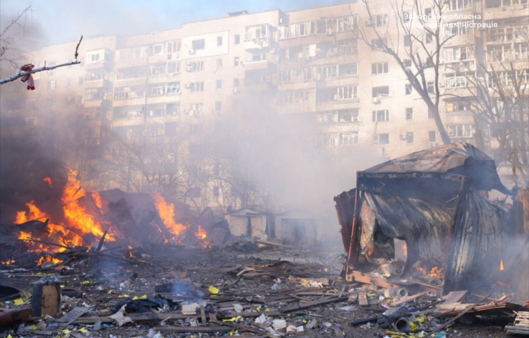 Удари по Запоріжжю: вииникло декілька пожеж, загинула одна людина, одна поранена (фото, відео)