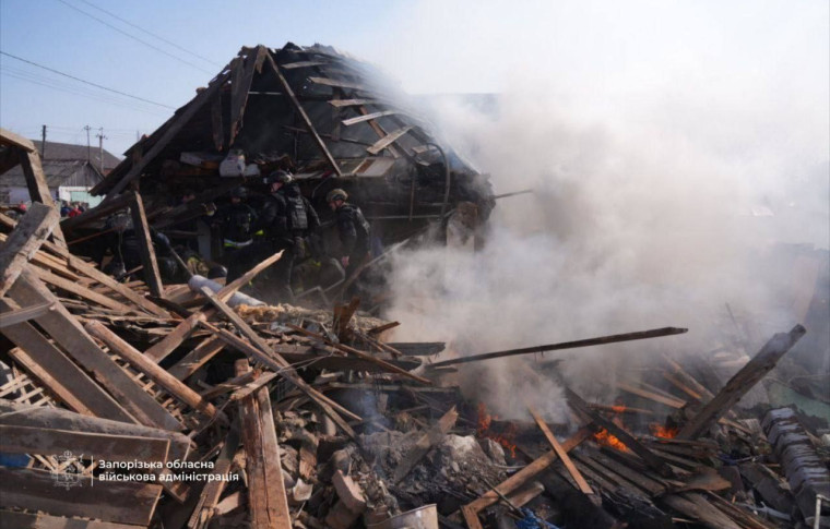 Росіяни завдали удару по Запоріжжю: загинула жінка, ще двоє поранені (фото, відео)