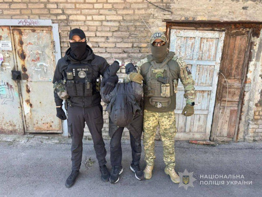 Затримання військового під час продажу зброї