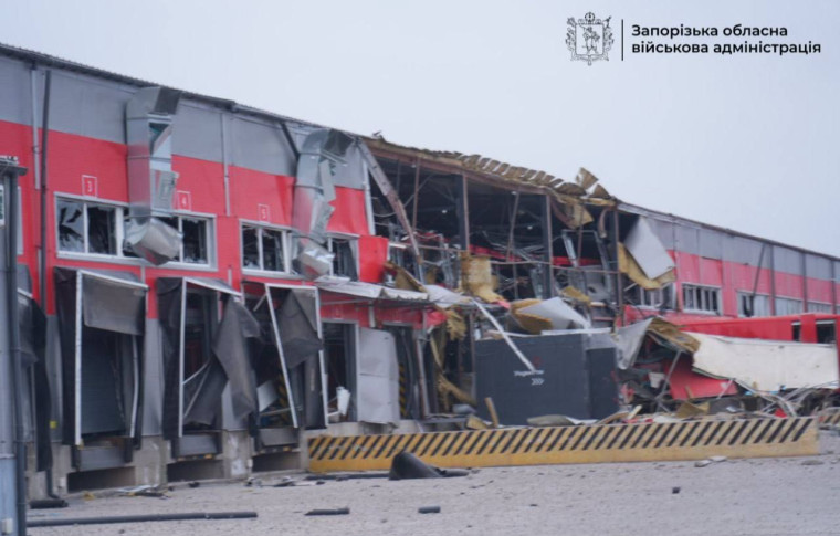 Росіяни вдарили по терміналу «Нової пошти» у Запоріжжі: кількість постраждалих зросла (фото, відео)