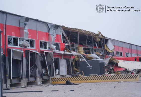 Росіяни вдарили по терміналу «Нової пошти» у Запоріжжі: кількість постраждалих зросла (фото, відео)
