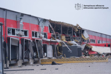 Росіяни вдарили по терміналу «Нової пошти» у Запоріжжі: кількість постраждалих зросла (фото, відео)