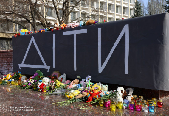 Роковини трагедії в Маріуполі: у Запоріжжі вшанували жертв авіаудару по драмтеатру (фото)