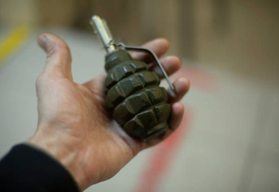 У Запоріжжі чоловік підірвав гранату біля житлового будинку: його госпіталізували (відео)