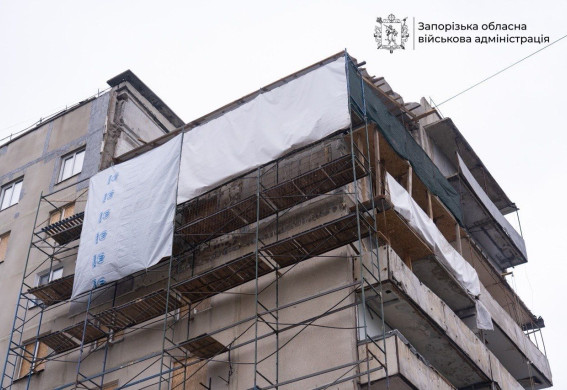 У Запоріжжі відновлюють багатоповерхівку, зруйновану обстрілом (фото, відео)
