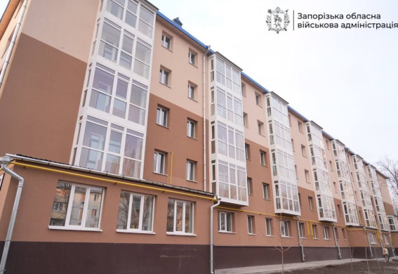 У центрі Запоріжжя завершили реконструкцію багатоповерхівки, зруйнованої обстрілом (фото)