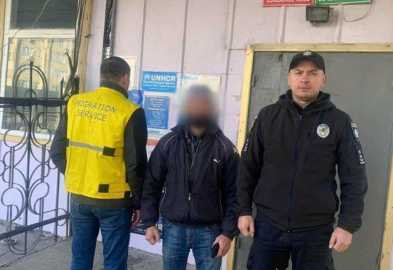 Запорізькі правоохоронці видворили з країни мігранта за численні порушення закону