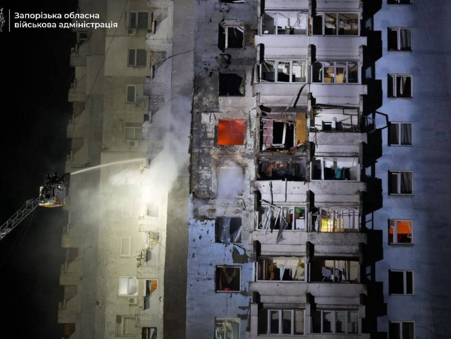 Наслідки влучання шахеда у багатоповерхівку у Запоріжжі