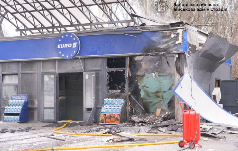 Росіяни повторно атакували Запоріжжя: спалахнула пожежа на АЗС (відео)