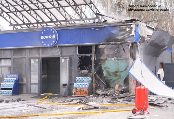 Росіяни повторно атакували Запоріжжя: спалахнула пожежа на АЗС (відео)