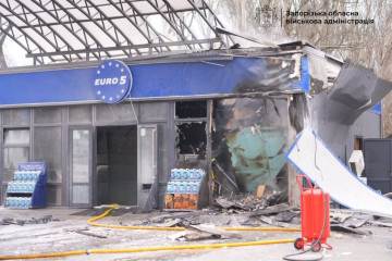 Росіяни повторно атакували Запоріжжя: спалахнула пожежа на АЗС (відео)