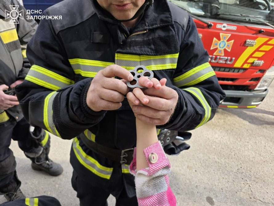 Деталь, у якій застряг палець дитини