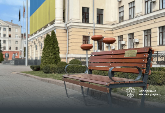 «Тут міг сидіти той, хто віддав життя»: у Запоріжжі встановили пам’ятні таблички на честь полеглих захисників (фото, відео)