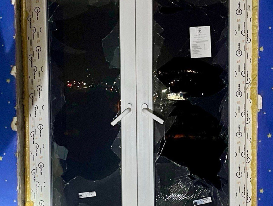 Вибиті вікна в атакованій багатоповерхівці
