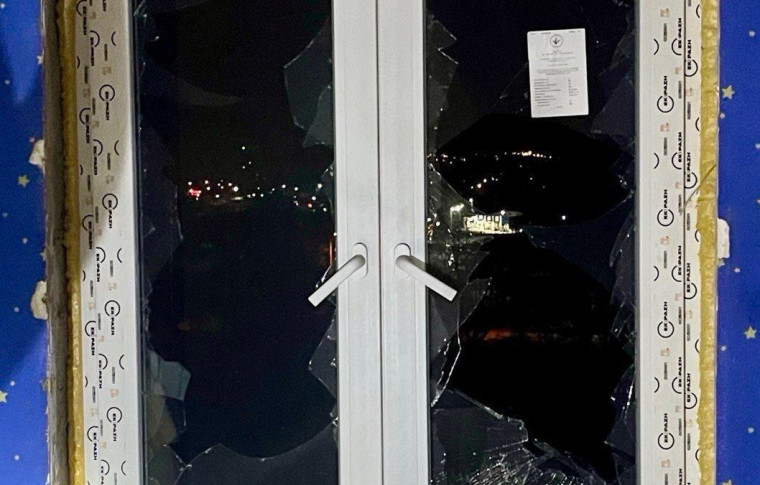 У Запоріжжі дрон влучив у багатоповерхівку (фото)