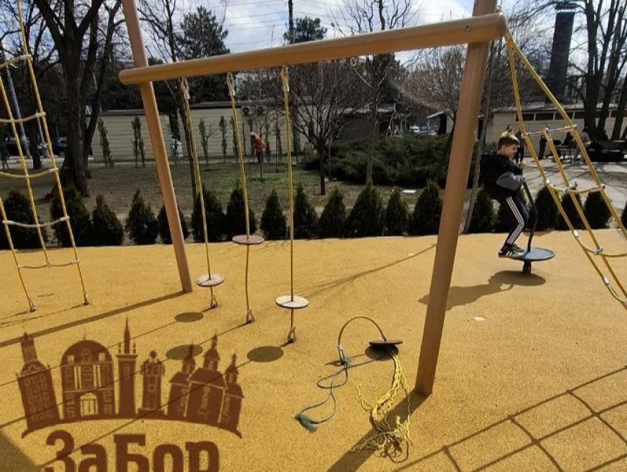 Сквер Марії Примаченко у Запоріжжі, відірвана гойдалка-тарзанка