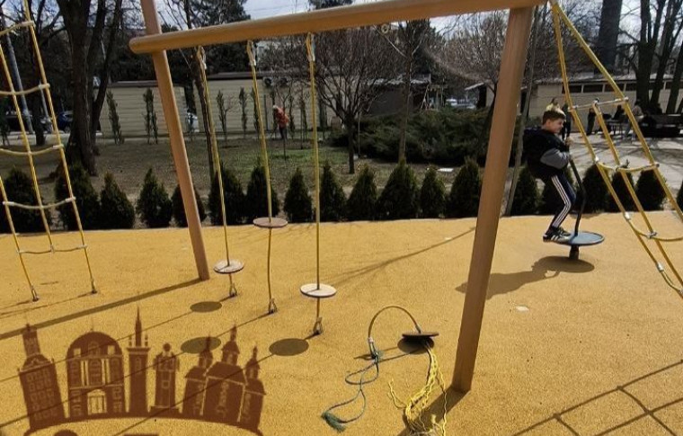 У Запоріжжі на новому дитячому майданчику обірвали гойдалку та зламали звукові елементи (фото)
