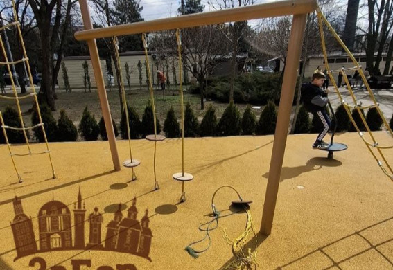 У Запоріжжі на новому дитячому майданчику обірвали гойдалку та зламали звукові елементи