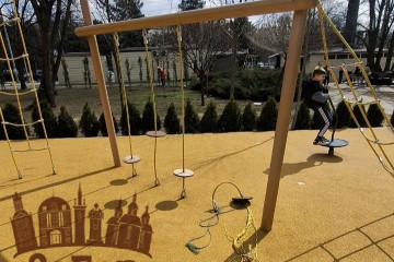 У Запоріжжі на новому дитячому майданчику обірвали гойдалку та зламали звукові елементи (фото)