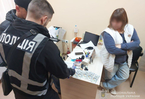 6000 доларів за «непридатність»: у Запоріжжі викрили лікарку ВЛК на хабарі