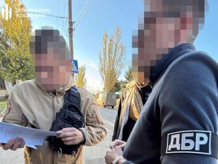 Затримання офіцера у справі щодо розкрадання коштів