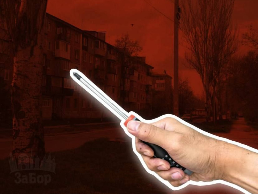 Колаж: будинок по вул. Магара та викрутка у руці