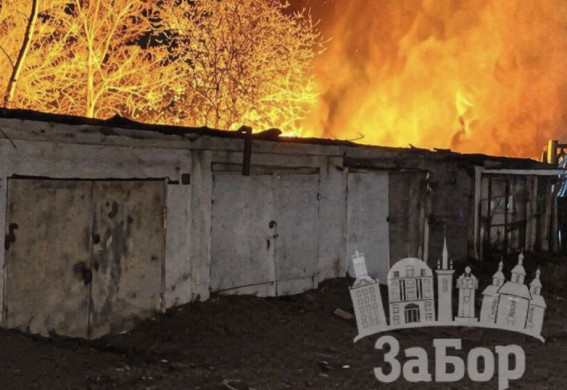 Наслідки ударів по Запоріжжю та передмістю: є загиблий, поранена жінка, горять будинки (фото)