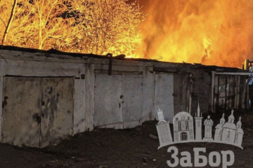 Наслідки ударів по Запоріжжю та передмістю: є загиблий, поранена жінка, горять будинки (фото)