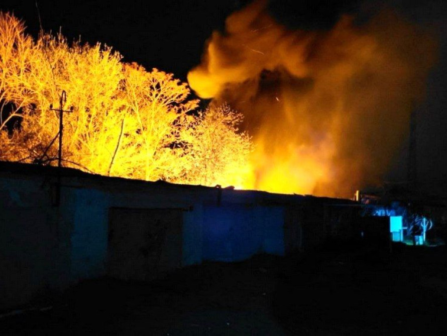 Наслідки ударів по Запоріжжю: пожежа у гаражному кооперативі